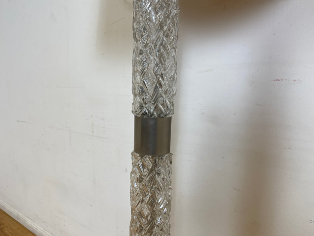 WMK I Sehr schöne Mid-Century Stehlampe mit original Lampenschirm und beleuchtetem Lampenfuß aus Glas und Chrom