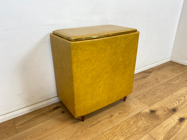 WMK Dekorative und sehr gut erhaltene Mid-Century Wäschetruhe mit pflegeleichtem Kunstlederbezug & schönem blauem Innenleben # Wäschepuff Wäschekorb Wäschesammler Vintage 60er Retro # Versand möglich