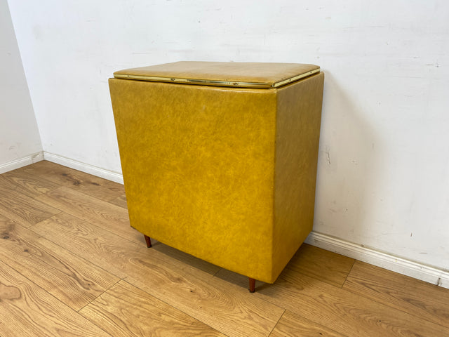 WMK Dekorative und sehr gut erhaltene Mid-Century Wäschetruhe mit pflegeleichtem Kunstlederbezug & schönem blauem Innenleben # Wäschepuff Wäschekorb Wäschesammler Vintage 60er Retro # Versand möglich