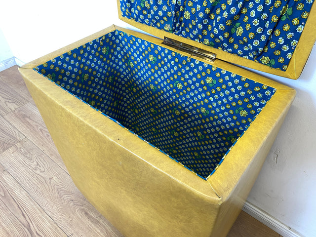 WMK Dekorative und sehr gut erhaltene Mid-Century Wäschetruhe mit pflegeleichtem Kunstlederbezug & schönem blauem Innenleben # Wäschepuff Wäschekorb Wäschesammler Vintage 60er Retro # Versand möglich
