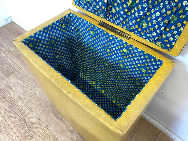 WMK Dekorative und sehr gut erhaltene Mid-Century Wäschetruhe mit pflegeleichtem Kunstlederbezug & schönem blauem Innenleben # Wäschepuff Wäschekorb Wäschesammler Vintage 60er Retro # Versand möglich