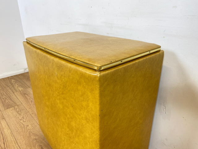 WMK Dekorative und sehr gut erhaltene Mid-Century Wäschetruhe mit pflegeleichtem Kunstlederbezug & schönem blauem Innenleben # Wäschepuff Wäschekorb Wäschesammler Vintage 60er Retro # Versand möglich