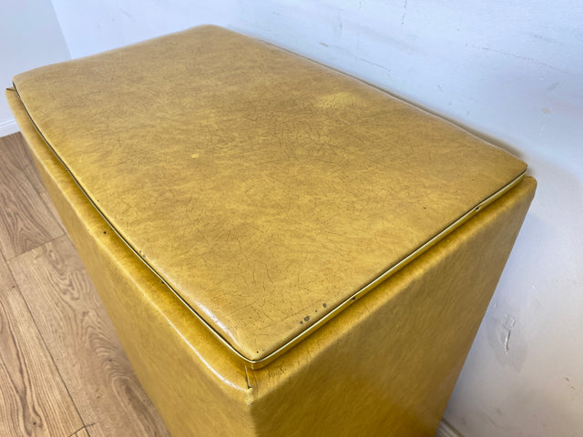WMK Dekorative und sehr gut erhaltene Mid-Century Wäschetruhe mit pflegeleichtem Kunstlederbezug & schönem blauem Innenleben # Wäschepuff Wäschekorb Wäschesammler Vintage 60er Retro # Versand möglich