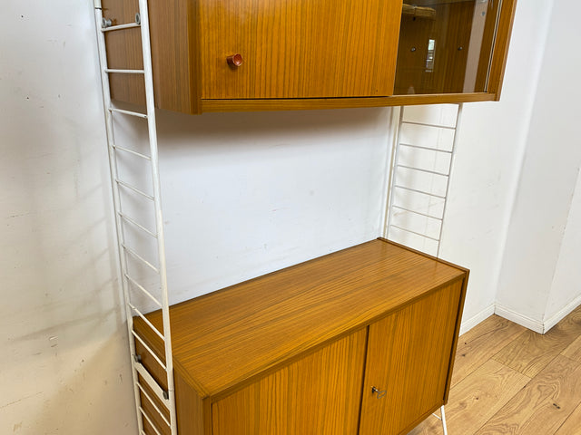 Kultiges modulares DDR Regalsystem Sybille aus 1968 mit weißen Regalleitern & Vitrine