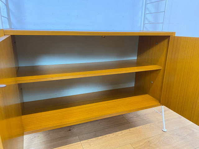 Kultiges modulares DDR Regalsystem Sybille aus 1968 mit weißen Regalleitern & Vitrine