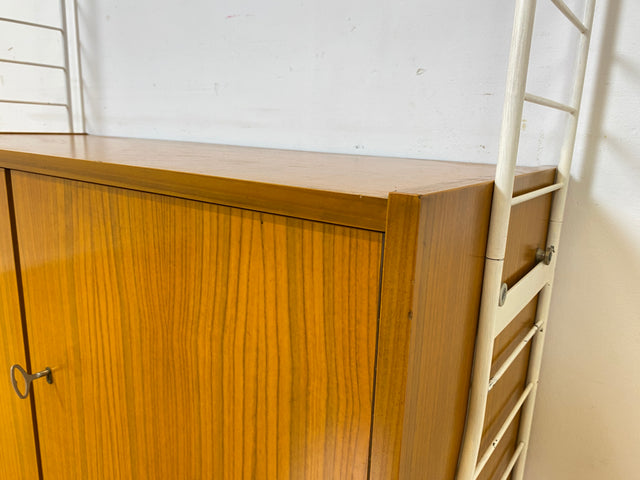 Kultiges modulares DDR Regalsystem Sybille aus 1968 mit weißen Regalleitern & Vitrine