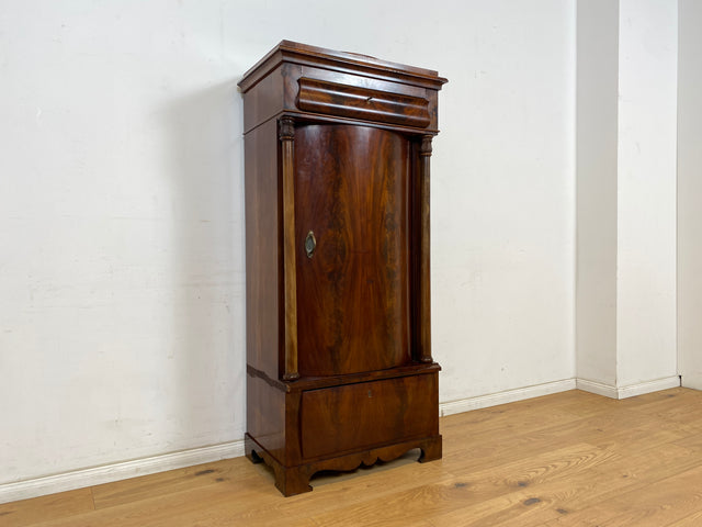 WMK Vornehmer und gut erhaltener Biedermeier Säulenschrank aus vollem Holz in Mahagoni , um 1850 # Silberschrank Hochschrank Pfeilerschrank Schrank Vertiko Wäscheschrank Highboard Antik Vintage
