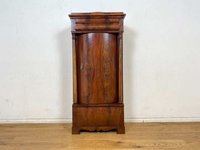 WMK Vornehmer und gut erhaltener Biedermeier Säulenschrank aus vollem Holz in Mahagoni , um 1850 # Silberschrank Hochschrank Pfeilerschrank Schrank Vertiko Wäscheschrank Highboard Antik Vintage