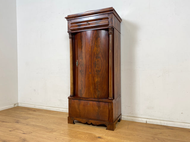 WMK Vornehmer und gut erhaltener Biedermeier Säulenschrank aus vollem Holz in Mahagoni , um 1850 # Silberschrank Hochschrank Pfeilerschrank Schrank Vertiko Wäscheschrank Highboard Antik Vintage