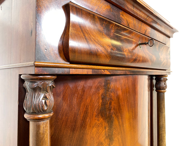 WMK Vornehmer und gut erhaltener Biedermeier Säulenschrank aus vollem Holz in Mahagoni , um 1850 # Silberschrank Hochschrank Pfeilerschrank Schrank Vertiko Wäscheschrank Highboard Antik Vintage