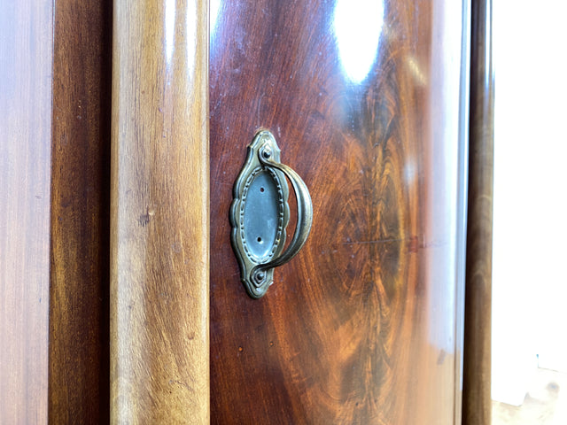 WMK Vornehmer und gut erhaltener Biedermeier Säulenschrank aus vollem Holz in Mahagoni , um 1850 # Silberschrank Hochschrank Pfeilerschrank Schrank Vertiko Wäscheschrank Highboard Antik Vintage