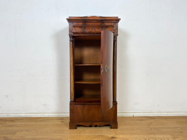 WMK Vornehmer und gut erhaltener Biedermeier Säulenschrank aus vollem Holz in Mahagoni , um 1850 # Silberschrank Hochschrank Pfeilerschrank Schrank Vertiko Wäscheschrank Highboard Antik Vintage