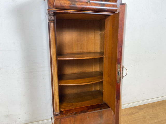 WMK Vornehmer und gut erhaltener Biedermeier Säulenschrank aus vollem Holz in Mahagoni , um 1850 # Silberschrank Hochschrank Pfeilerschrank Schrank Vertiko Wäscheschrank Highboard Antik Vintage