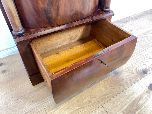 WMK Vornehmer und gut erhaltener Biedermeier Säulenschrank aus vollem Holz in Mahagoni , um 1850 # Silberschrank Hochschrank Pfeilerschrank Schrank Vertiko Wäscheschrank Highboard Antik Vintage