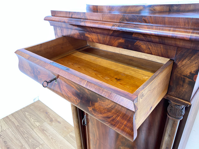 WMK Vornehmer und gut erhaltener Biedermeier Säulenschrank aus vollem Holz in Mahagoni , um 1850 # Silberschrank Hochschrank Pfeilerschrank Schrank Vertiko Wäscheschrank Highboard Antik Vintage
