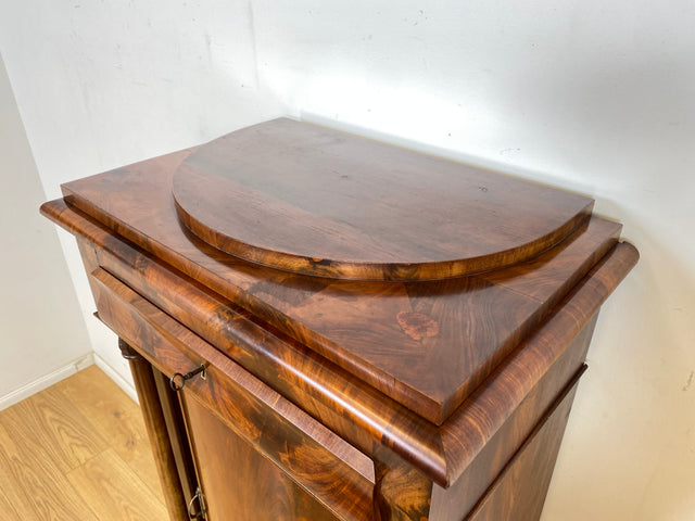 WMK Vornehmer und gut erhaltener Biedermeier Säulenschrank aus vollem Holz in Mahagoni , um 1850 # Silberschrank Hochschrank Pfeilerschrank Schrank Vertiko Wäscheschrank Highboard Antik Vintage