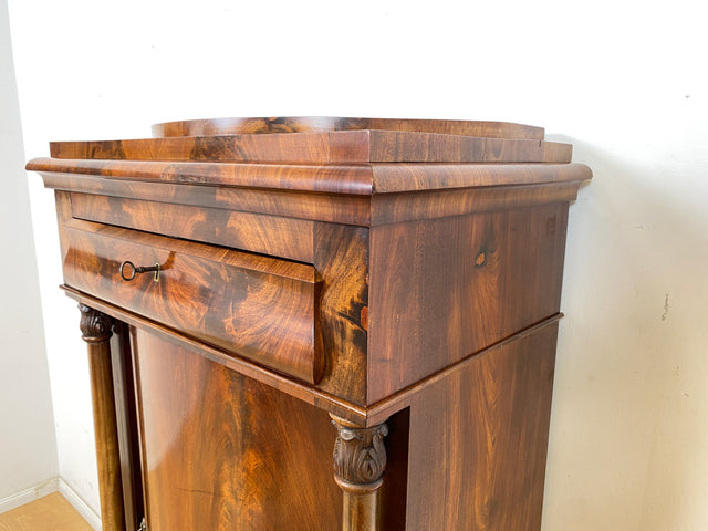 WMK Vornehmer und gut erhaltener Biedermeier Säulenschrank aus vollem Holz in Mahagoni , um 1850 # Silberschrank Hochschrank Pfeilerschrank Schrank Vertiko Wäscheschrank Highboard Antik Vintage