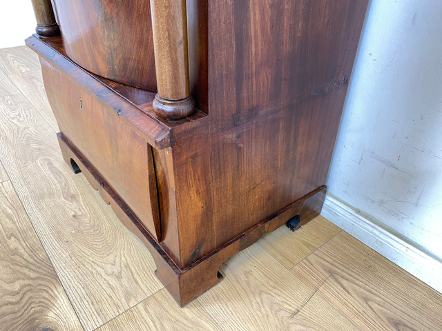 WMK Vornehmer und gut erhaltener Biedermeier Säulenschrank aus vollem Holz in Mahagoni , um 1850 # Silberschrank Hochschrank Pfeilerschrank Schrank Vertiko Wäscheschrank Highboard Antik Vintage
