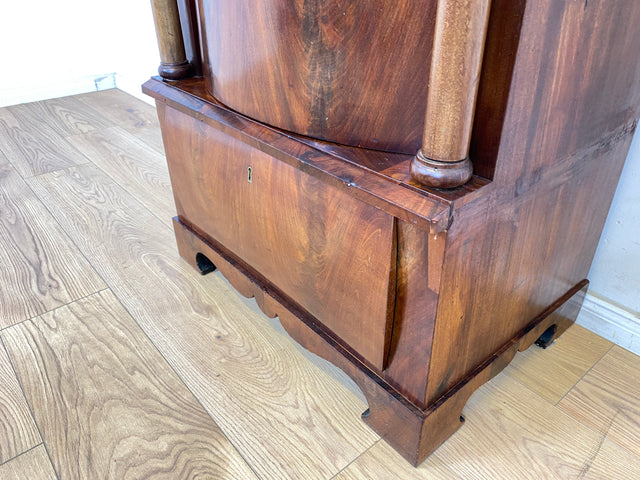 WMK Vornehmer und gut erhaltener Biedermeier Säulenschrank aus vollem Holz in Mahagoni , um 1850 # Silberschrank Hochschrank Pfeilerschrank Schrank Vertiko Wäscheschrank Highboard Antik Vintage