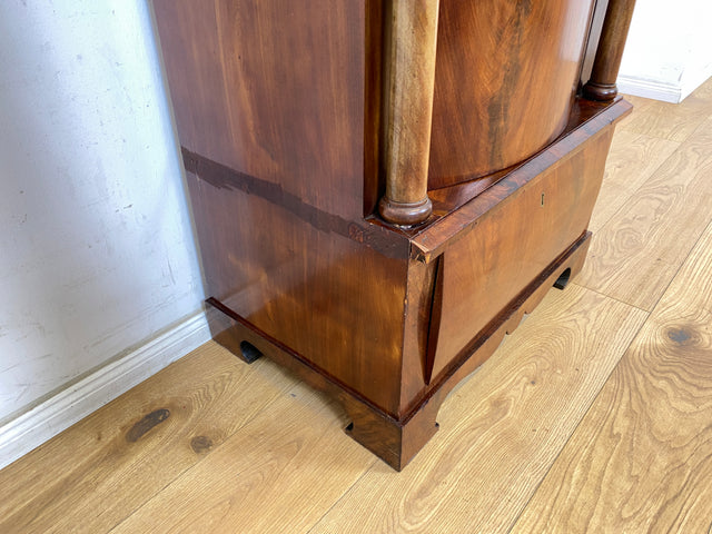 WMK Vornehmer und gut erhaltener Biedermeier Säulenschrank aus vollem Holz in Mahagoni , um 1850 # Silberschrank Hochschrank Pfeilerschrank Schrank Vertiko Wäscheschrank Highboard Antik Vintage