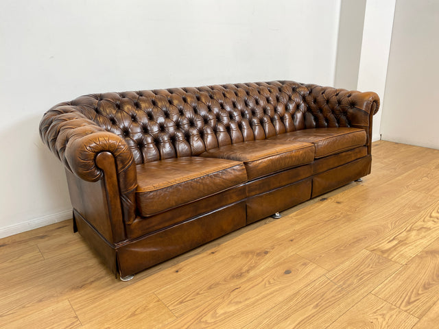 WMK # Hochwertiges original englisches Chesterfield Sofa mit dickem aber weichem gestepptem Echtleder Bezug mit schöner Alterspatina # 3er Sofa Couch Ledersofa Ledercouch Sitzgarnitur Leather Vintage