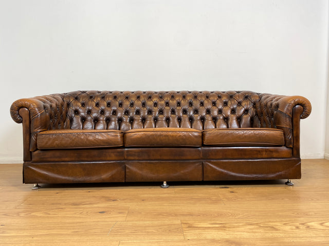 WMK # Hochwertiges original englisches Chesterfield Sofa mit dickem aber weichem gestepptem Echtleder Bezug mit schöner Alterspatina # 3er Sofa Couch Ledersofa Ledercouch Sitzgarnitur Leather Vintage