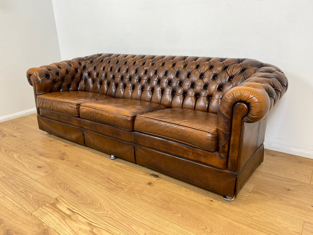 WMK # Hochwertiges original englisches Chesterfield Sofa mit dickem aber weichem gestepptem Echtleder Bezug mit schöner Alterspatina # 3er Sofa Couch Ledersofa Ledercouch Sitzgarnitur Leather Vintage