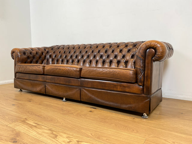 WMK # Hochwertiges original englisches Chesterfield Sofa mit dickem aber weichem gestepptem Echtleder Bezug mit schöner Alterspatina # 3er Sofa Couch Ledersofa Ledercouch Sitzgarnitur Leather Vintage
