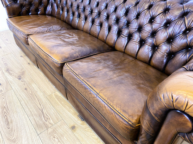 WMK # Hochwertiges original englisches Chesterfield Sofa mit dickem aber weichem gestepptem Echtleder Bezug mit schöner Alterspatina # 3er Sofa Couch Ledersofa Ledercouch Sitzgarnitur Leather Vintage