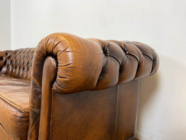 WMK # Hochwertiges original englisches Chesterfield Sofa mit dickem aber weichem gestepptem Echtleder Bezug mit schöner Alterspatina # 3er Sofa Couch Ledersofa Ledercouch Sitzgarnitur Leather Vintage