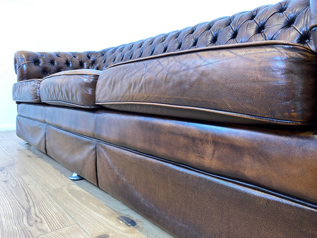 WMK # Hochwertiges original englisches Chesterfield Sofa mit dickem aber weichem gestepptem Echtleder Bezug mit schöner Alterspatina # 3er Sofa Couch Ledersofa Ledercouch Sitzgarnitur Leather Vintage
