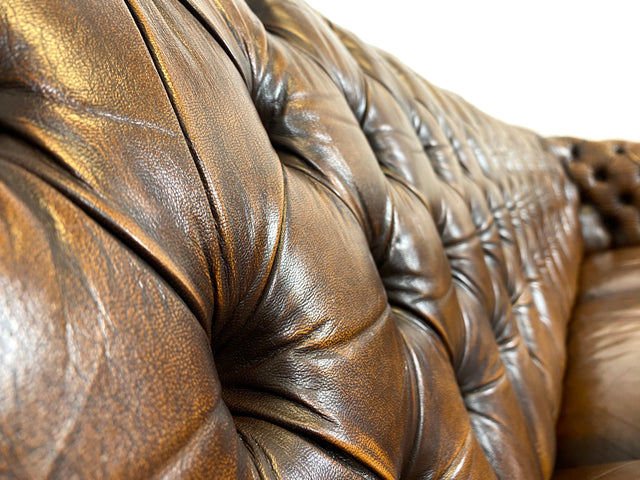 WMK # Hochwertiges original englisches Chesterfield Sofa mit dickem aber weichem gestepptem Echtleder Bezug mit schöner Alterspatina # 3er Sofa Couch Ledersofa Ledercouch Sitzgarnitur Leather Vintage