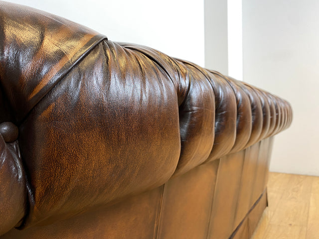 WMK # Hochwertiges original englisches Chesterfield Sofa mit dickem aber weichem gestepptem Echtleder Bezug mit schöner Alterspatina # 3er Sofa Couch Ledersofa Ledercouch Sitzgarnitur Leather Vintage