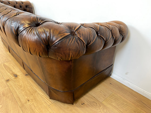 WMK # Hochwertiges original englisches Chesterfield Sofa mit dickem aber weichem gestepptem Echtleder Bezug mit schöner Alterspatina # 3er Sofa Couch Ledersofa Ledercouch Sitzgarnitur Leather Vintage