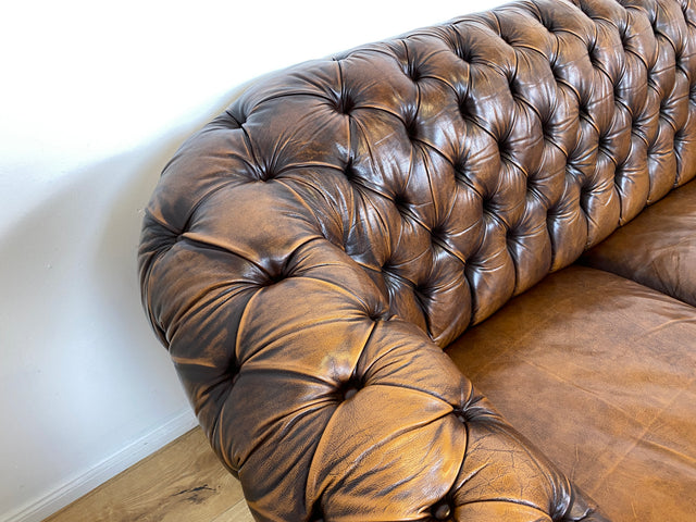WMK # Hochwertiges original englisches Chesterfield Sofa mit dickem aber weichem gestepptem Echtleder Bezug mit schöner Alterspatina # 3er Sofa Couch Ledersofa Ledercouch Sitzgarnitur Leather Vintage