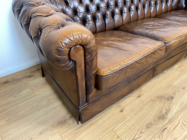 WMK # Hochwertiges original englisches Chesterfield Sofa mit dickem aber weichem gestepptem Echtleder Bezug mit schöner Alterspatina # 3er Sofa Couch Ledersofa Ledercouch Sitzgarnitur Leather Vintage