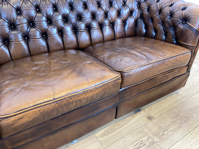 WMK # Hochwertiges original englisches Chesterfield Sofa mit dickem aber weichem gestepptem Echtleder Bezug mit schöner Alterspatina # 3er Sofa Couch Ledersofa Ledercouch Sitzgarnitur Leather Vintage