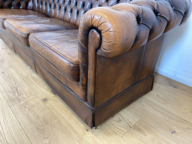 WMK # Hochwertiges original englisches Chesterfield Sofa mit dickem aber weichem gestepptem Echtleder Bezug mit schöner Alterspatina # 3er Sofa Couch Ledersofa Ledercouch Sitzgarnitur Leather Vintage