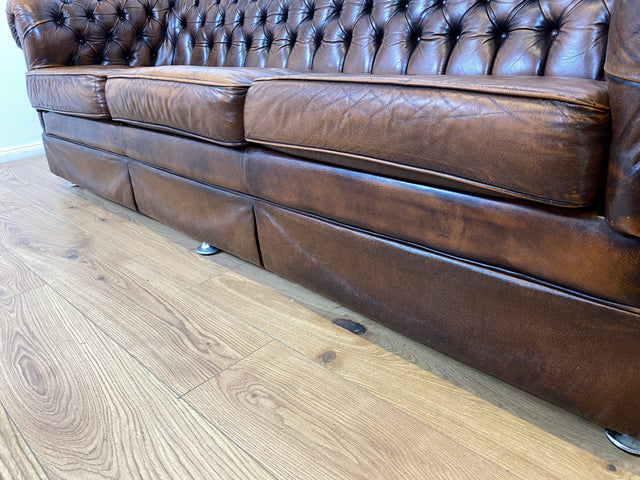 WMK # Hochwertiges original englisches Chesterfield Sofa mit dickem aber weichem gestepptem Echtleder Bezug mit schöner Alterspatina # 3er Sofa Couch Ledersofa Ledercouch Sitzgarnitur Leather Vintage