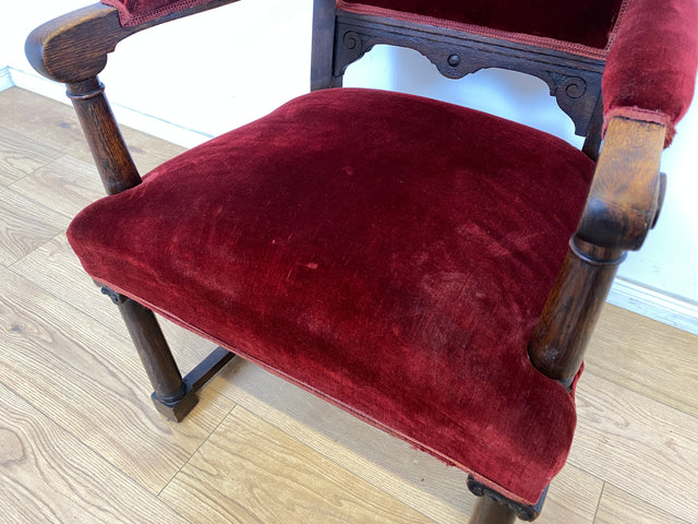 WMK Vornehmer und gut erhaltener antiker Sessel mit grandiosem Bordeauxrot Samtbezug & handverziertem Holzrahmen aus Eiche