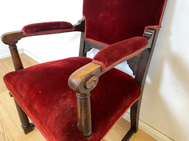 WMK Vornehmer und gut erhaltener antiker Sessel mit grandiosem Bordeauxrot Samtbezug & handverziertem Holzrahmen aus Eiche