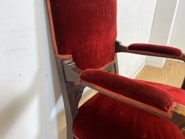 WMK Vornehmer und gut erhaltener antiker Sessel mit grandiosem Bordeauxrot Samtbezug & handverziertem Holzrahmen aus Eiche