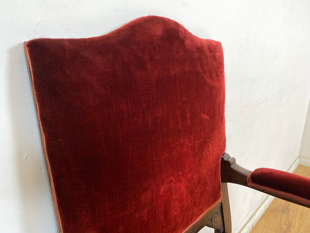 WMK Vornehmer und gut erhaltener antiker Sessel mit grandiosem Bordeauxrot Samtbezug & handverziertem Holzrahmen aus Eiche