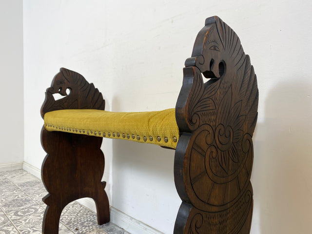 WMK Besondere und gut erhaltene antike Sitzbank mit feinen handgemachten Kerbschnitzereien und neuem Bezug # Bank Gebetsbank Hocker Sitzhocker Sitz Stuhl Historismus Vintage # Lieferung möglich