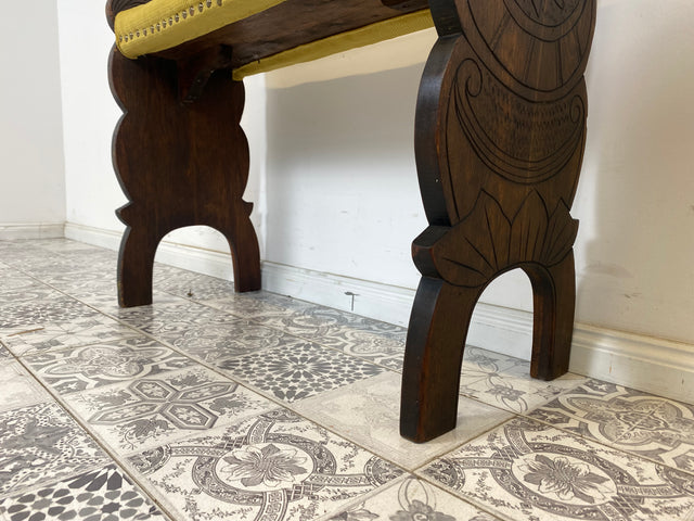 WMK Besondere und gut erhaltene antike Sitzbank mit feinen handgemachten Kerbschnitzereien und neuem Bezug # Bank Gebetsbank Hocker Sitzhocker Sitz Stuhl Historismus Vintage # Lieferung möglich