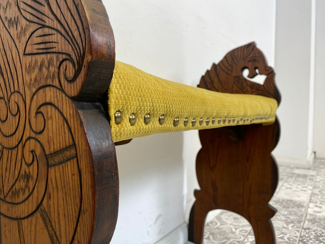 WMK Besondere und gut erhaltene antike Sitzbank mit feinen handgemachten Kerbschnitzereien und neuem Bezug # Bank Gebetsbank Hocker Sitzhocker Sitz Stuhl Historismus Vintage # Lieferung möglich