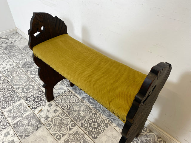 WMK Besondere und gut erhaltene antike Sitzbank mit feinen handgemachten Kerbschnitzereien und neuem Bezug # Bank Gebetsbank Hocker Sitzhocker Sitz Stuhl Historismus Vintage # Lieferung möglich
