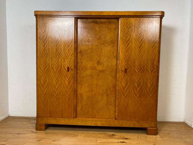 Besonders schöner 50erJahre Kleiderschrank aus vollem Holz mit sehr guter Aufteilung I Schrank Schlafzimmerschrank Wäscheschrank Wardrobe Mid-Century Vintage 60er Retro I