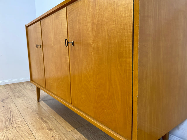 WMK I Versand 85€ I Stilvolles helles Mid-Century Sideboard aus 1965 von VEB Südthüringer Möbelwerken Themar I Kommode Schrank Anrichte TV Bank Lowboard Cabinet 60er Vintage DDR Berlin Bochum Leipzig