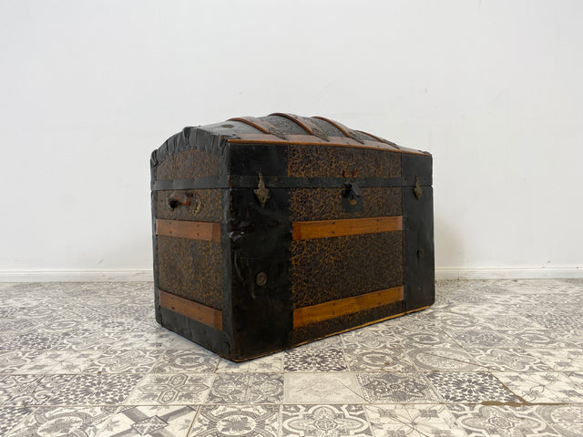 WMK Besonders schöne und gut erhaltene antike Truhe , handgearbeitet, mit kunstvoll geprägtem Eisenbeschlag und Ledergriffen # Eisentruhe Kiste Holzkiste Schatzkiste Piratenkiste Wäschtruhe Vintage